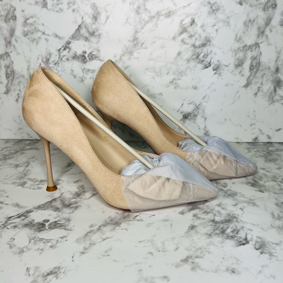 New in box! Bow heels size 9 - Picture 2 of 2